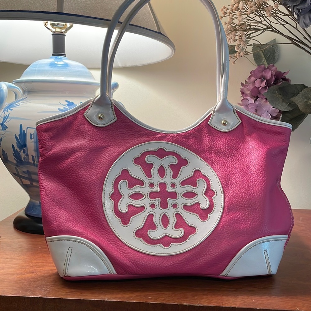 Pink leather handbag with medallion